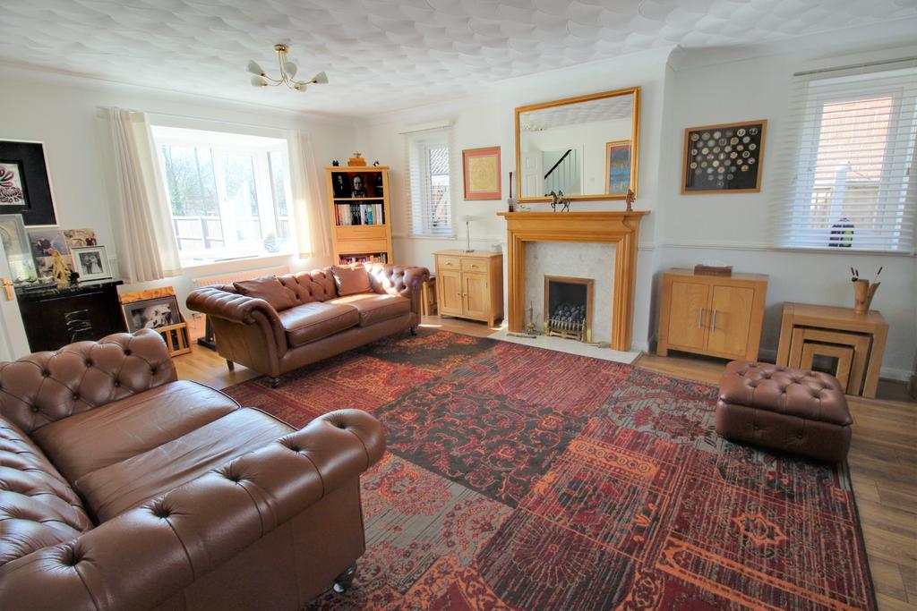 HART PLAIN AVENUE, WATERLOOVILLE. 4 bed detached house for sale £550,000