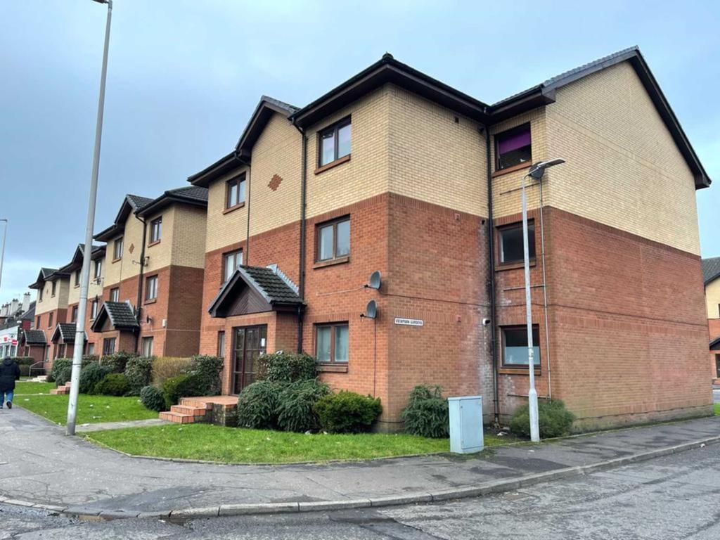 Paisley Road, Renfrew 2 bed flat £725 pcm (£167 pw)