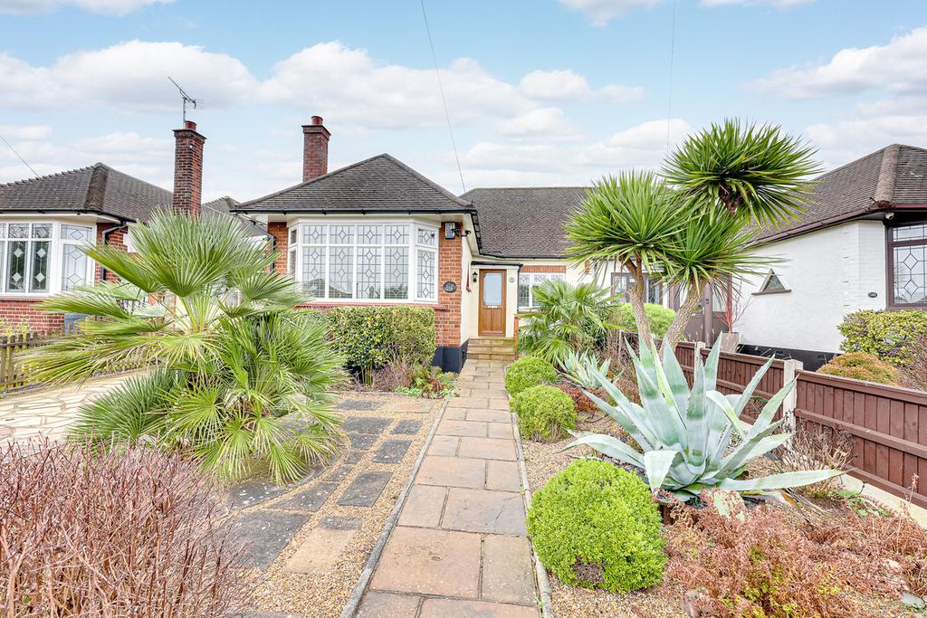 Bridgwater Drive, Westcliffonsea, SS0 3 bed semidetached bungalow