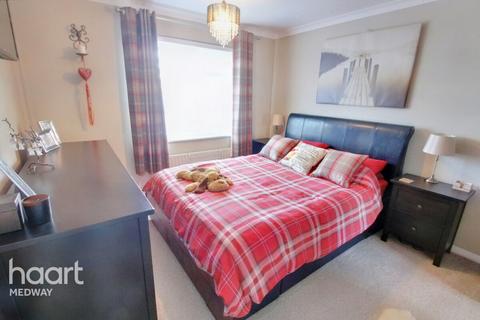 4 Charles Drive, Cuxton, Rochester, ME2 1DP