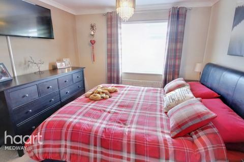 4 Charles Drive, Cuxton, Rochester, ME2 1DP