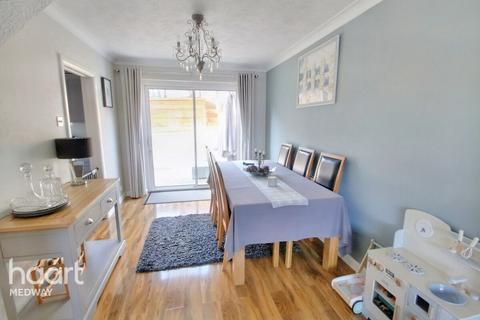 4 Charles Drive, Cuxton, Rochester, ME2 1DP