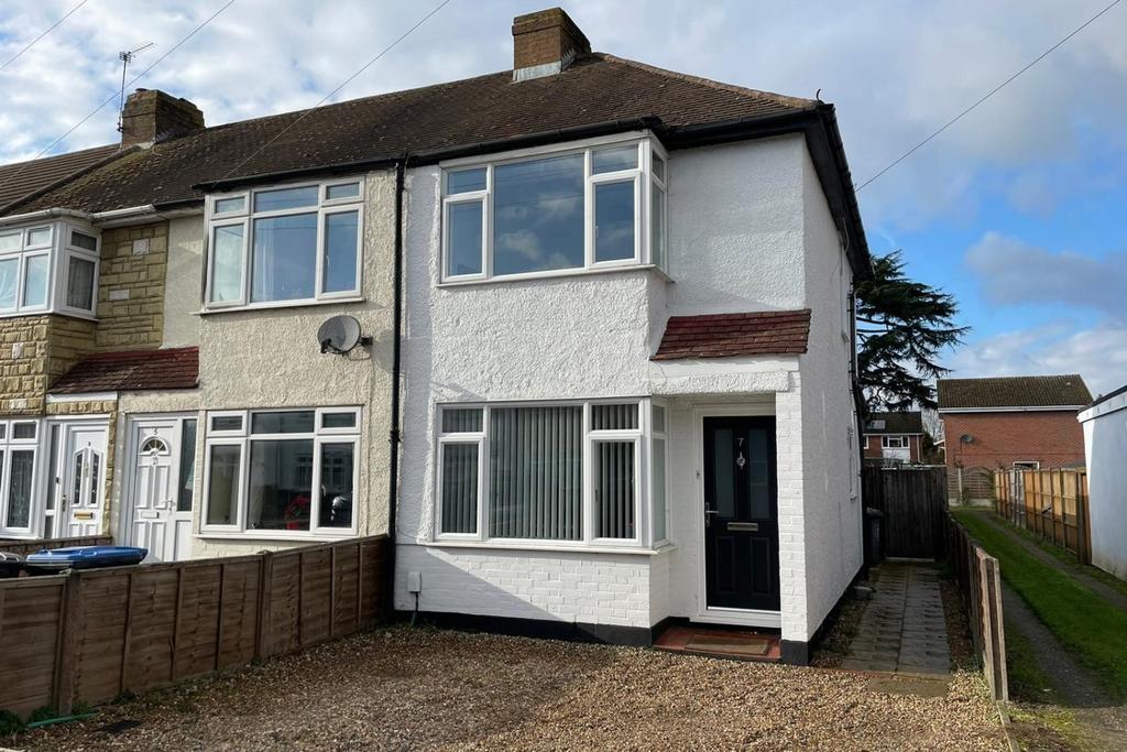 Warwick Avenue, Egham, Surrey, TW20 2 bed end of terrace house £390,000