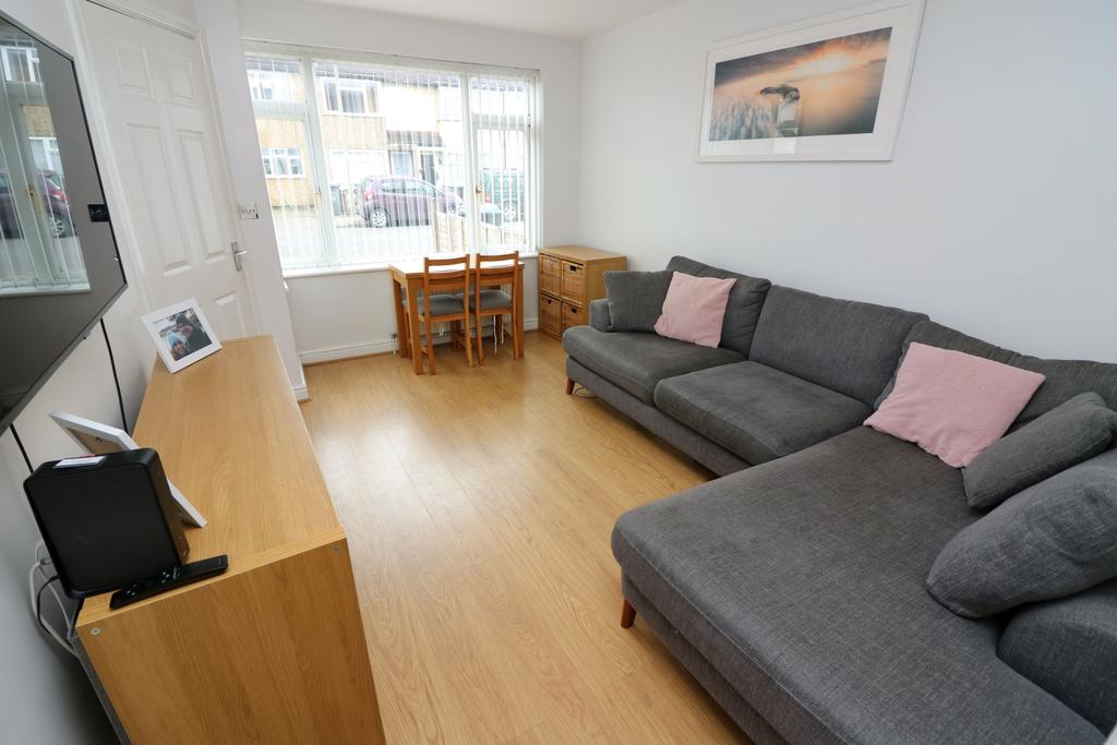 Warwick Avenue, Egham, Surrey, TW20 2 bed end of terrace house £390,000