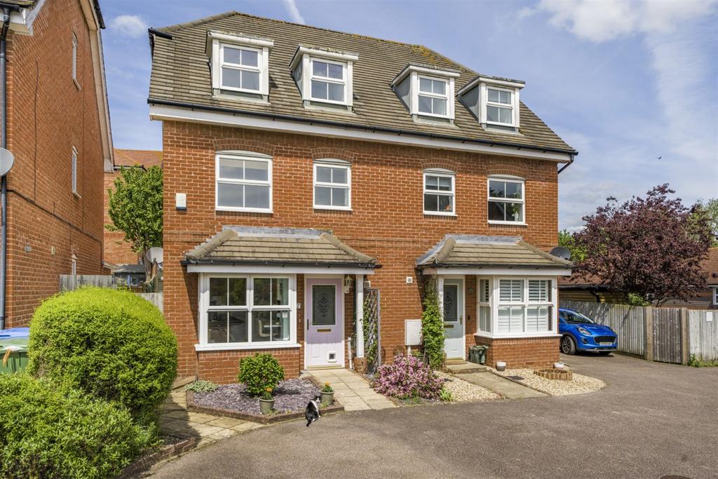 Crowhurst Crescent, Storrington, RH20 4 bed semidetached house for
