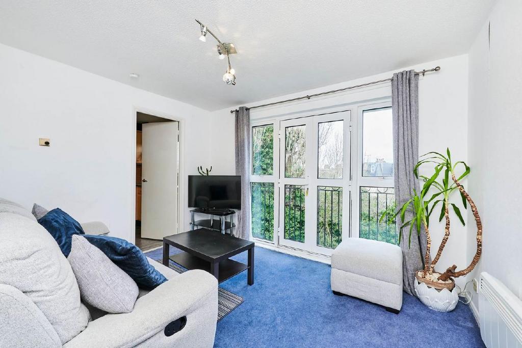 Crowthorne Close, Southfields 2 bed flat £375,000