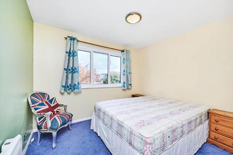 46 Crowthorne Close, London, SW18 5RX