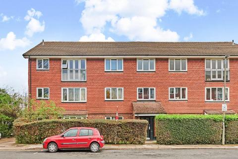 46 Crowthorne Close, London, SW18 5RX