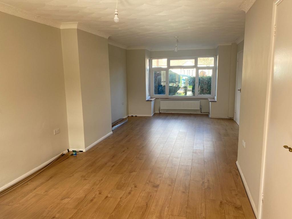 Astra Drive, Gravesend, Kent, DA12 4PZ 3 bed semidetached house £1,650 pcm (£381 pw)