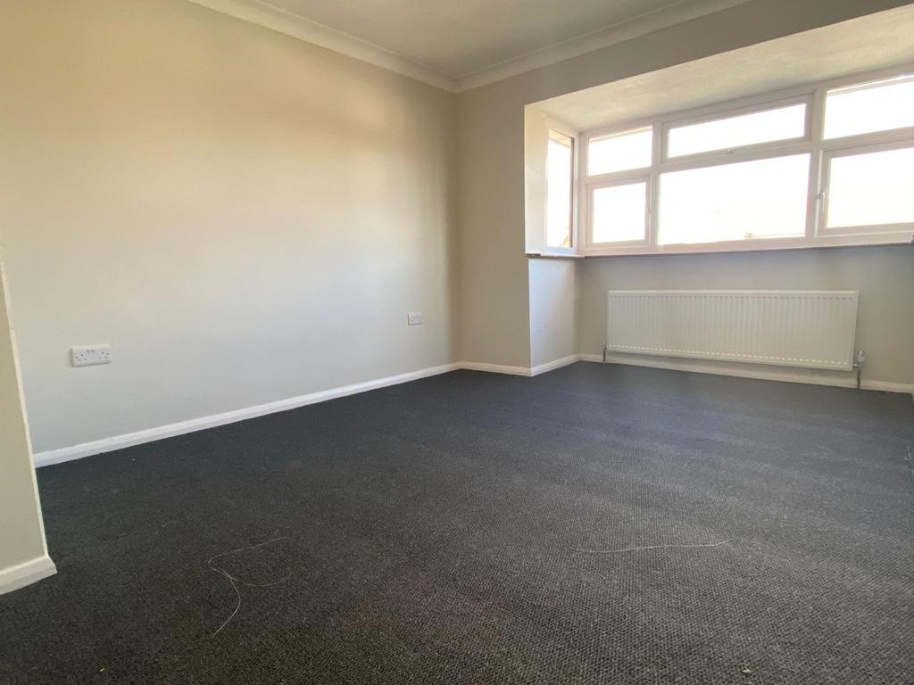 Astra Drive, Gravesend, Kent, DA12 4PZ 3 bed semidetached house £1,650 pcm (£381 pw)