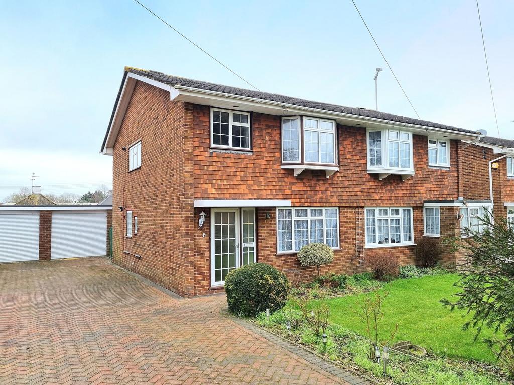 Meadow Drive, Lindfield, RH16 3 bed semidetached house £450,000