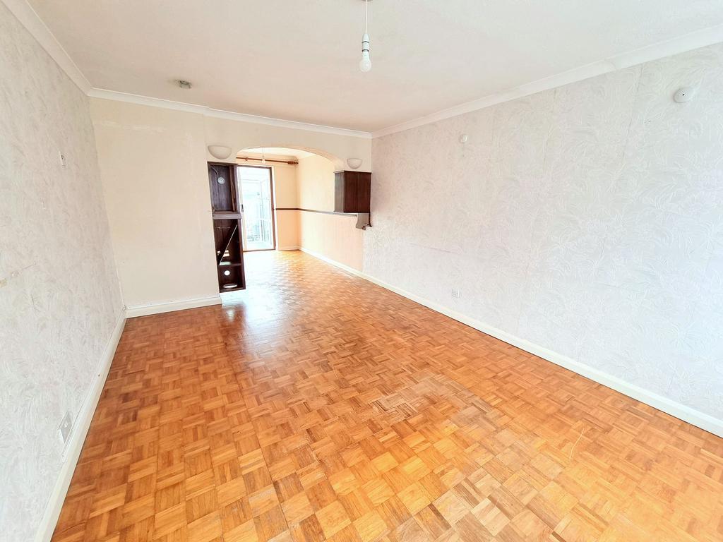 Meadow Drive, Lindfield, RH16 3 bed semidetached house £450,000