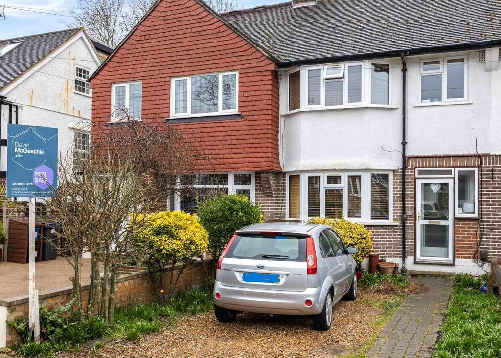 Lincoln Avenue, Twickenham 3 bed terraced house £600,000