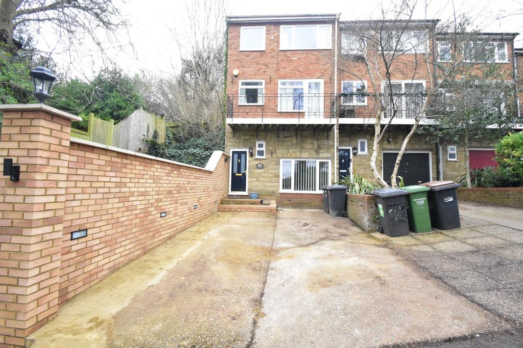 Hart Hill Lane, Luton, Bedfordshire 4 bed end of terrace house £1,600 pcm (£369 pw)