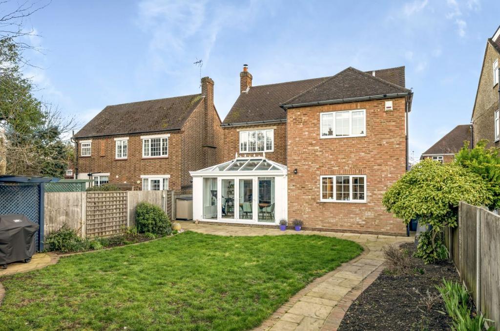 Kingsbrook Road, Bedford 4 bed detached house £525,000