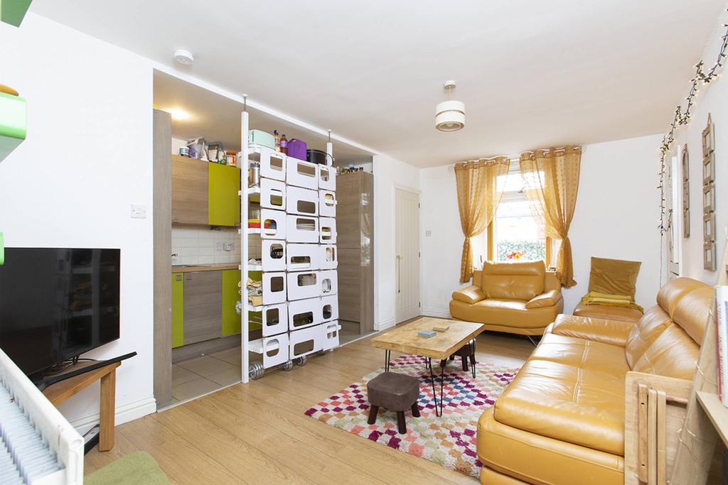 48 High Beveridgewell, Dunfermline... 2 bed flat £99,995