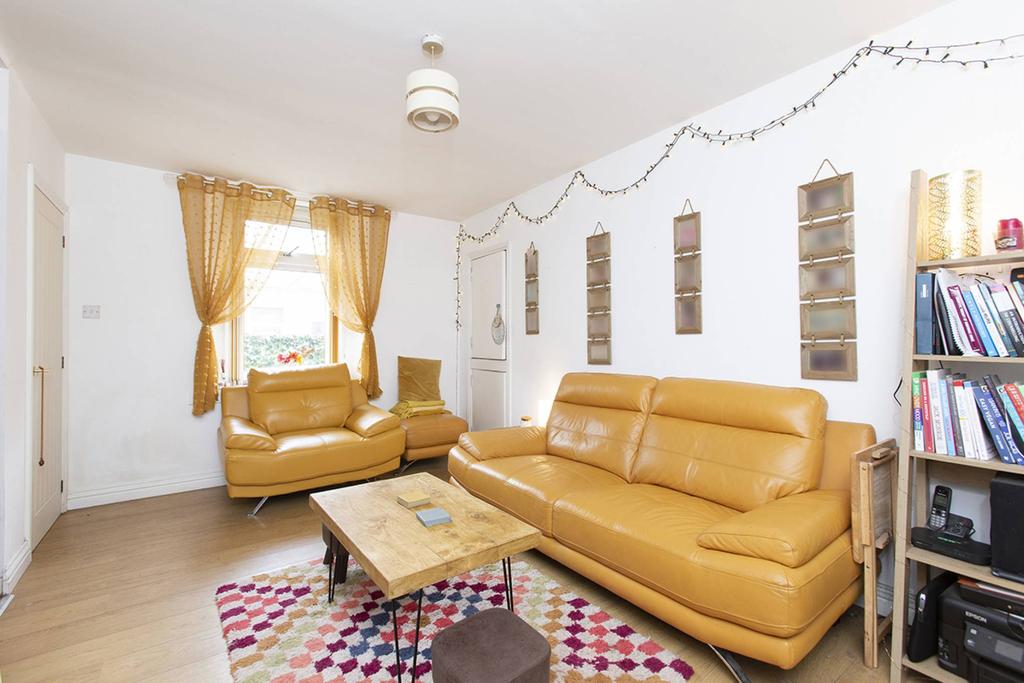 48 High Beveridgewell, Dunfermline... 2 bed flat £99,995