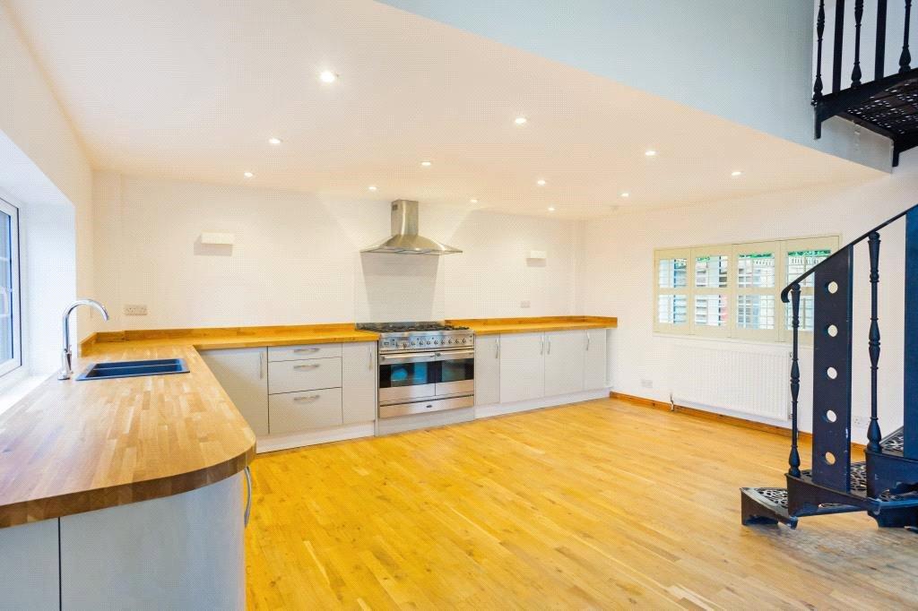 Park, Soulbury, Leighton... 6 bed detached house £4,000 pcm