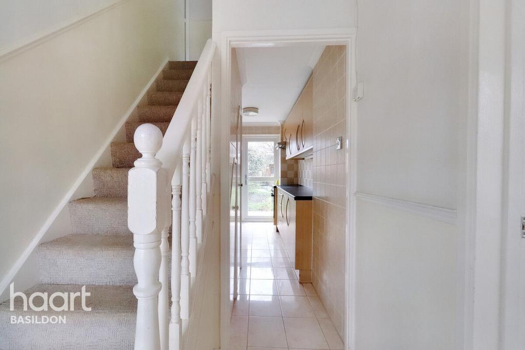 Rantree Fold, Basildon 2 bed terraced house £290,000