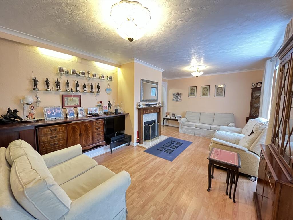 Brocket Way, Chigwell IG7 3 bed semidetached house £450,000