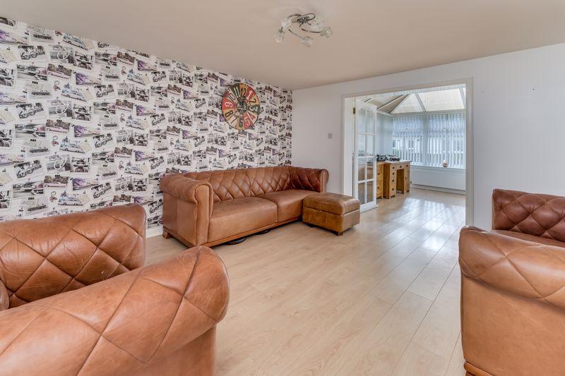 25 Abbots Walk, Kilwinning, KA13 6BG 4 bed semidetached villa £120,000