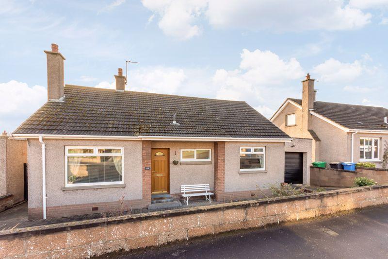 Lady Nairn Avenue, Kirkcaldy 2 bed detached bungalow - £265,000