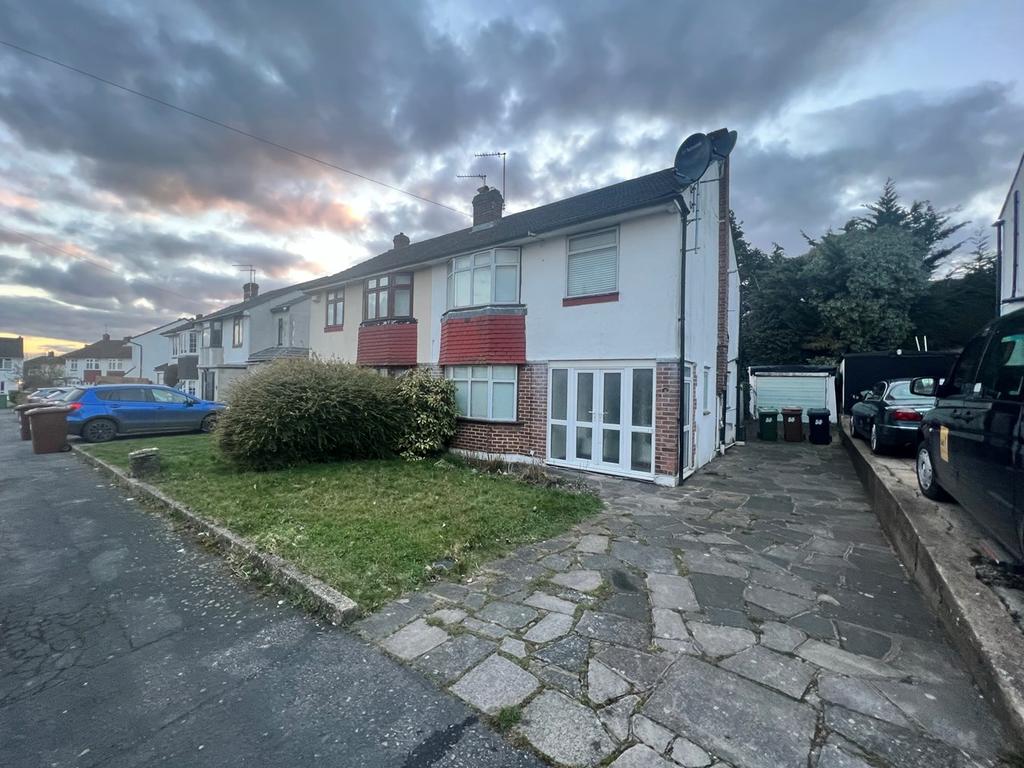 Salisbury Close, Potters Bar, EN6 3 bed semidetached house £2,050