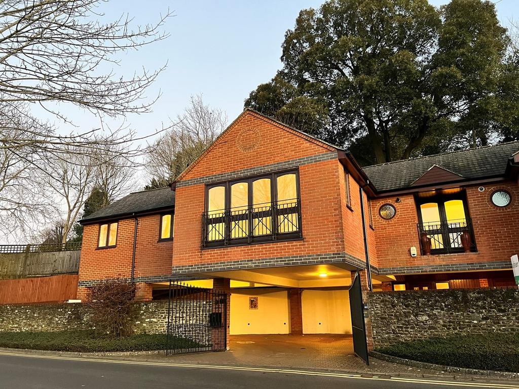 Red Lion Lane, Farnham, Surrey, GU9 2 bed coach house £1,650 pcm (£