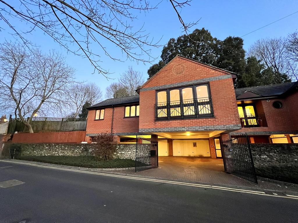 Red Lion Lane, Farnham, Surrey, GU9 2 bed coach house £1,650 pcm (£