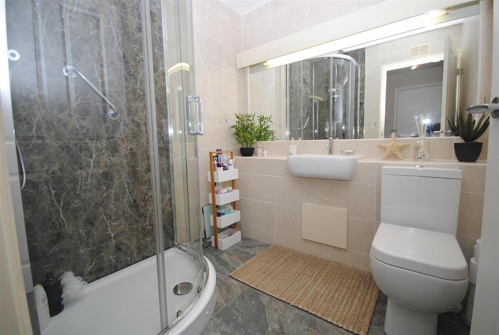 20grangefieldcourtshowerroom.JPG