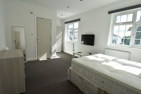 1 bedroom in a house share to rent - Room @ 275 Uxbridge Road W12