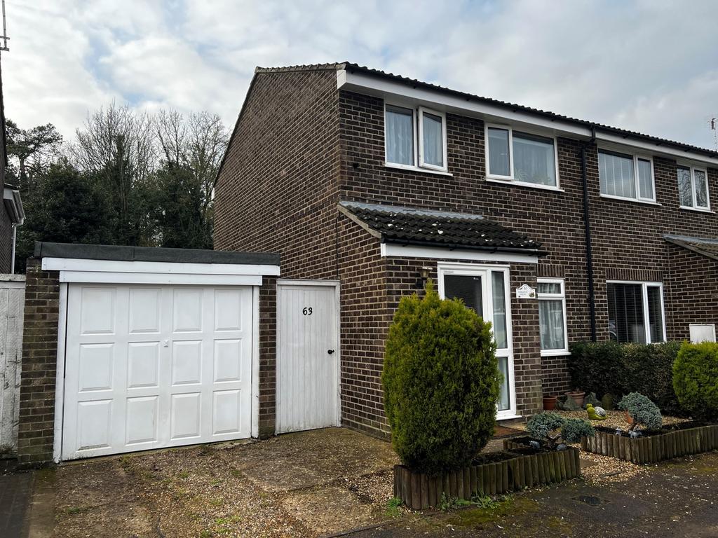 Marigold Drive, Red Lodge, IP28 8TJ 3 bed semidetached house £215,000