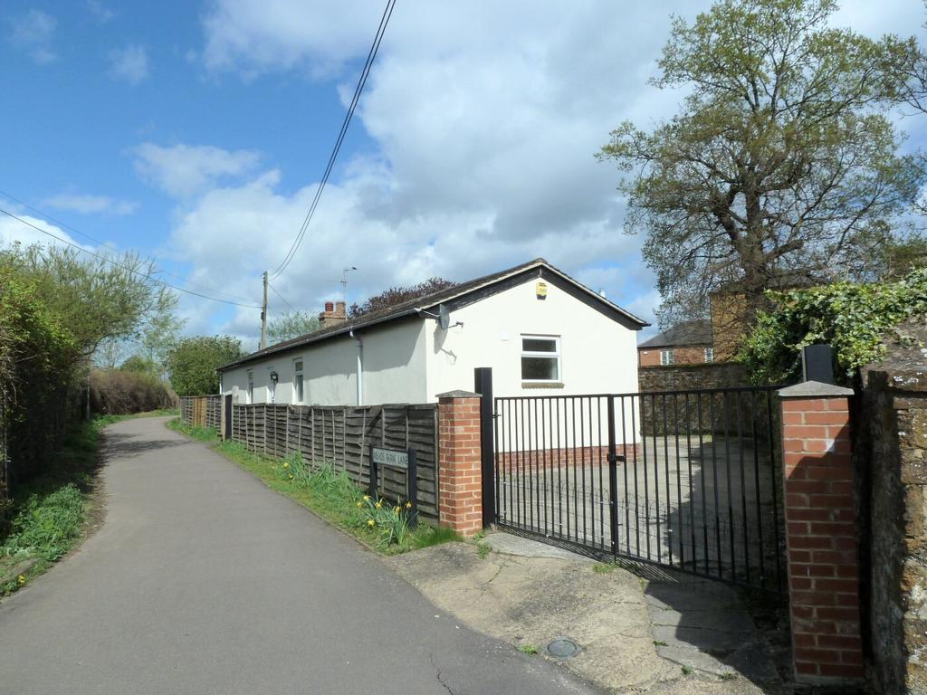 Meads Farm Lane 3 bed detached bungalow £1,100 pcm (£254 pw)