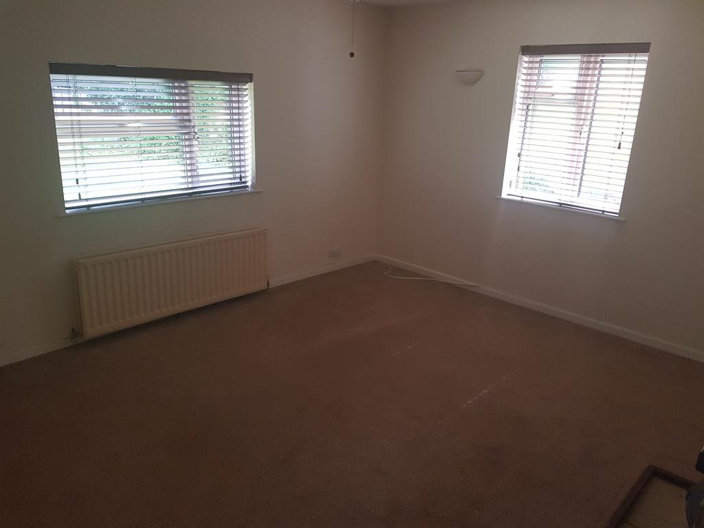 Meads Farm Lane 3 bed detached bungalow £1,100 pcm (£254 pw)