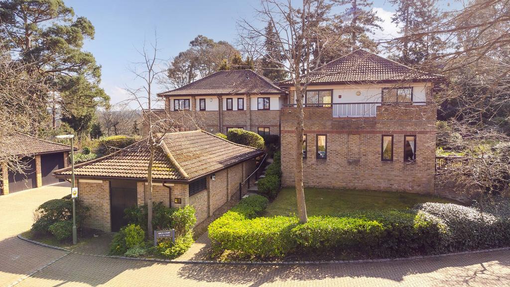 The Gables, Oxshott, KT22 3 bed apartment £2,500 pcm (£577 pw)