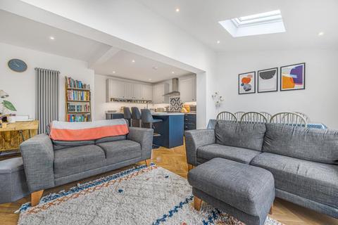 10 Chinnor Road, Thame, OX9 3LW