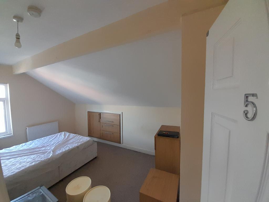 2a Sandhurst Avenue, Room 5