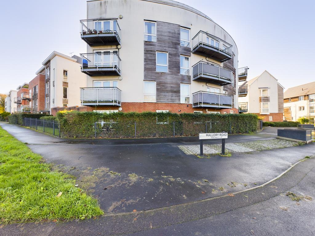 Mallory Road, Basingstoke, RG24 2 bed flat £230,000