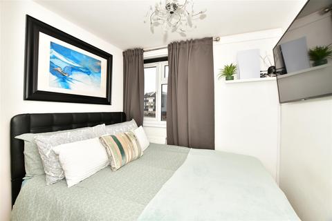 3 bedroom flat for sale - Aldriche Way, London