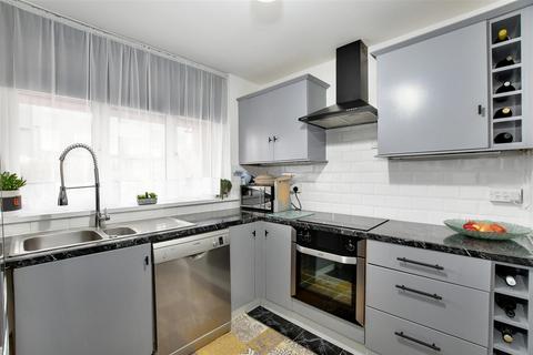 3 bedroom flat for sale - Aldriche Way, London