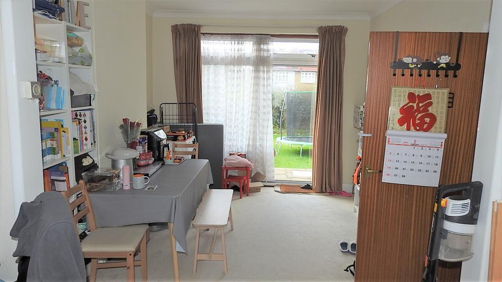Braemar Road, Worcester Park KT4 3 bed semidetached house £580,000