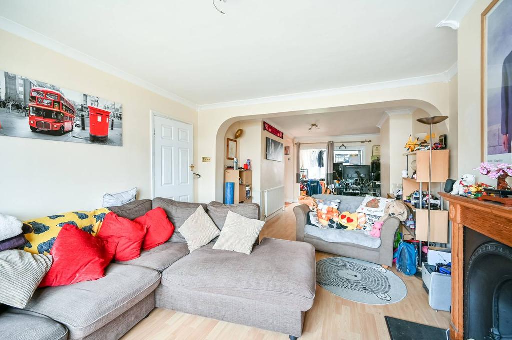 Hampton Court Avenue, East Molesey, KT8 4 bed semidetached house £