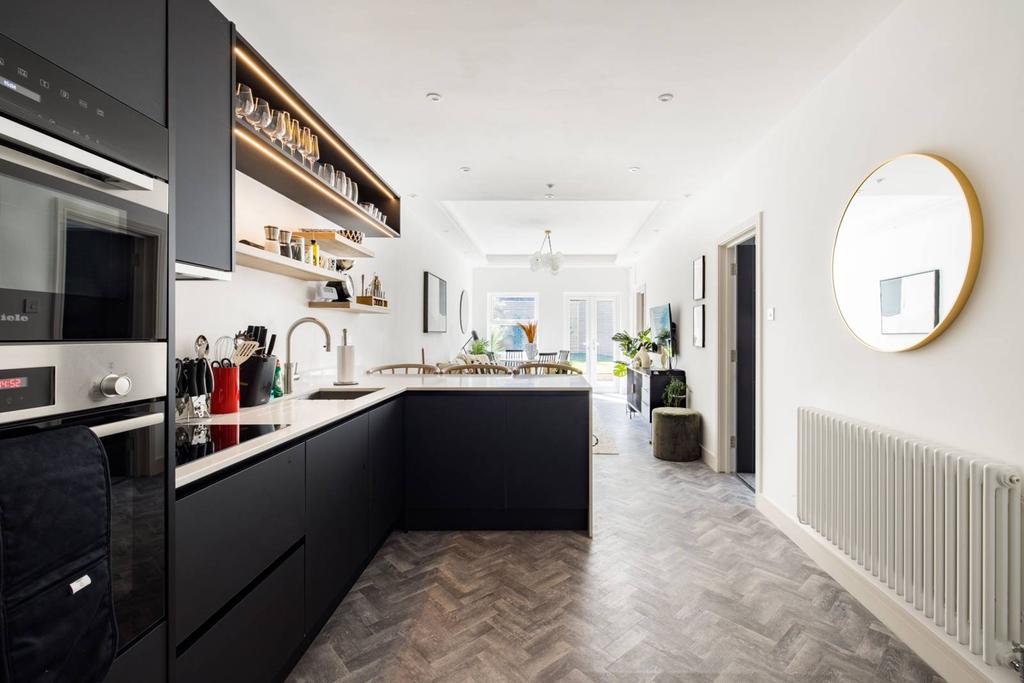 Dorothy Road, Battersea, London, SW11 3 bed flat £875,000