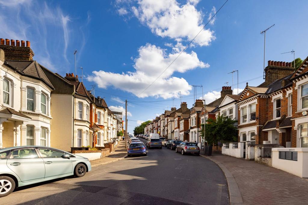 Dorothy Road, Battersea, London, SW11 3 bed flat £675,000