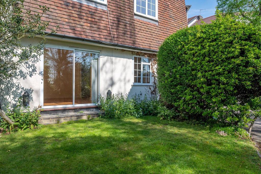 The Downs, Wimbledon, London, SW20 2 bed flat £2,595 pcm (£599 pw)