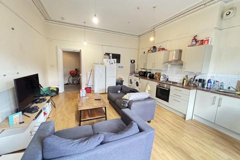 4 bedroom house to rent, Cardigan Road, Leeds