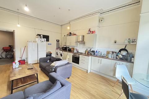 4 bedroom house to rent, Cardigan Road, Leeds