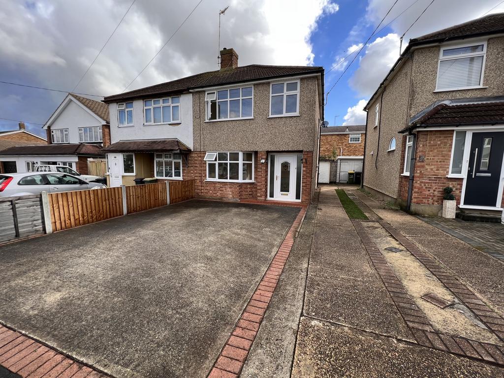 Avondale Road, Rayleigh, SS6 3 bed semidetached house £1,600 pcm (£