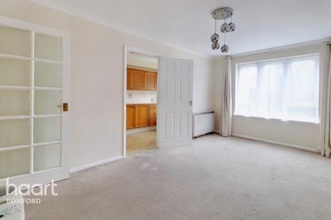27 Frazer Close, Romford, RM1 2DF