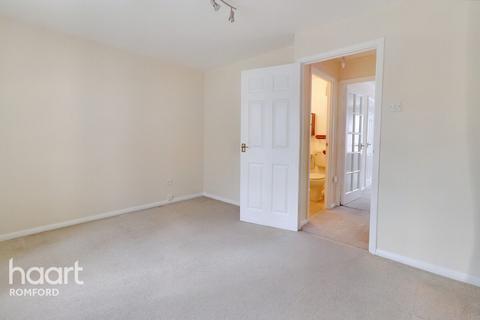 27 Frazer Close, Romford, RM1 2DF